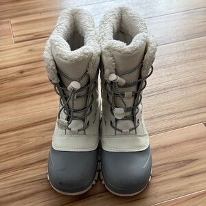 All in Motion Big Kids Gray and White Boots Size 5